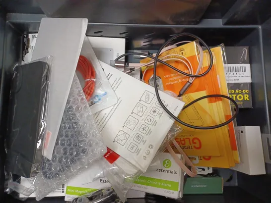 BOX OF APPROX 15 ITEMS INCLUDING ASSORTED PHONE CASES AND SCREEN PROTECTORS FOR VARIOUS ITEMS