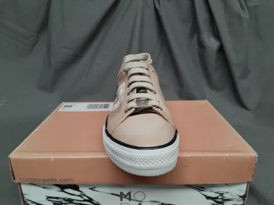 BOXED PAIR OF MODA IN PELLE ASTRIPE CREAM LEATHER TRAINERS - SIZE 7