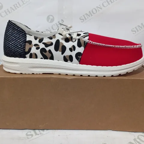 PAIR OF DESIGNER CANVAS SHOES IN RED/LEOPARD PRINT/MULTICOLOUR EU SIZE 40