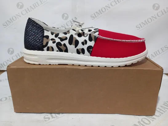 PAIR OF DESIGNER CANVAS SHOES IN RED/LEOPARD PRINT/MULTICOLOUR EU SIZE 40