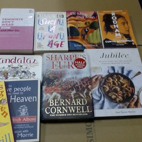 LOT OF ASSORTED BOOKS TO INCLUDE JUBILEE COOKBOOK, SHARPES HAVOC AND BERNARD CORNWALL