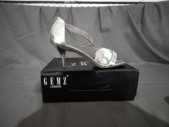 APPROXIMATELY 12 BOXED PAIRS OF GEMZ SILVER HEELED SANDALS IN VARIOUS SIZES TO INCLUDE SIZE 7 