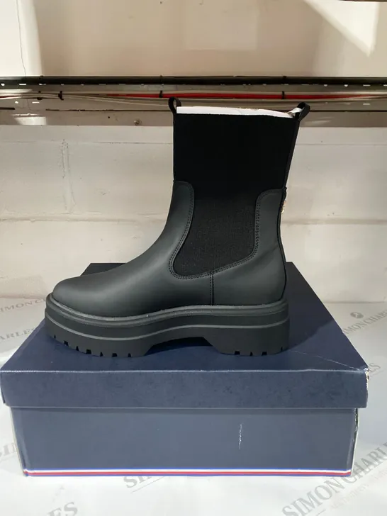 BOXED PAIR OF TOMMY HILFIGER BLACK BOOTS SIZE 6(39)