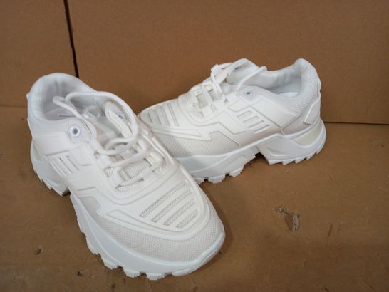 BOXED PAIR OF DESIGNER SHOES IN WHITE EU SIZE 36