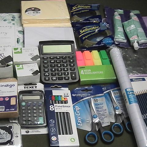 LOT OF ASSORTED STATIONARY ITEMS TO INCLUDE Q-CONNECT CLIPS EASY GRIP SCISSORS AND TEXET CALCULATOR