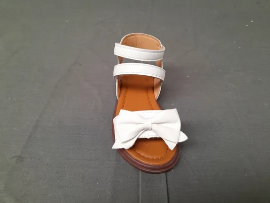 BOXED PAIR OF CHILDRENS SANDALS IN WHITE SIZE EU 26
