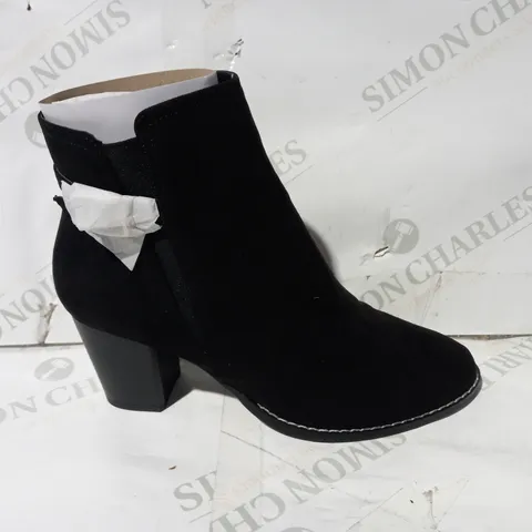 BOXED PAIR OF V BY VERY FAUX SUEDE HEELED ANKLE BOOTS IN BLACK UK SIZE 6