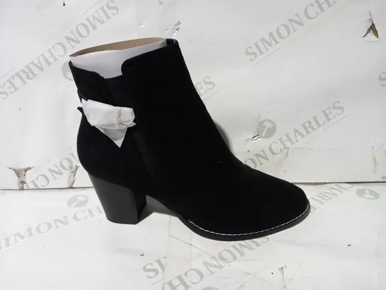 BOXED PAIR OF V BY VERY FAUX SUEDE HEELED ANKLE BOOTS IN BLACK UK SIZE 6