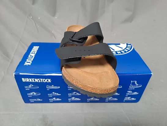 BOXED PAIR OF BIRKENSTOCK ARIZONA BS OPEN TOE SANDALS IN BLACK UK SIZE 5.5