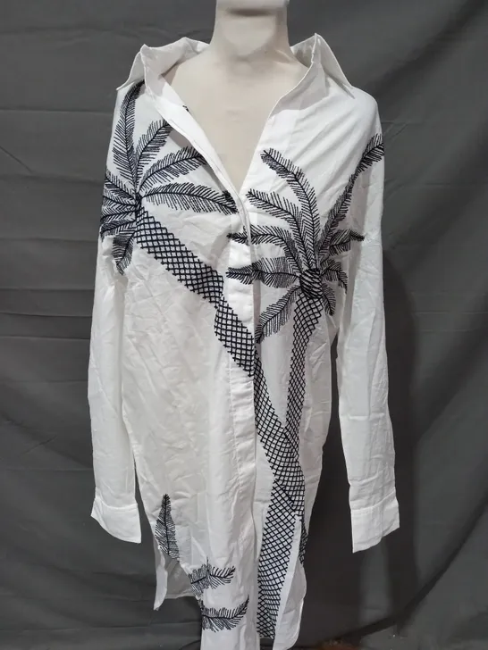 BADGLEY MISCHKA SHIRT IN WHITE W. TREE DESIGN SIZE SMALL