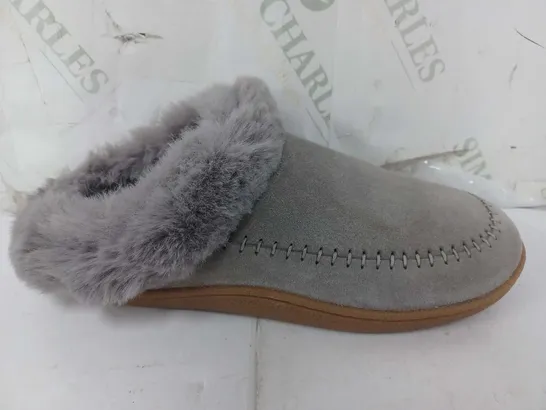 CLARKS HOME SLIPPERS IN GREY SUEDE - SIZE 5