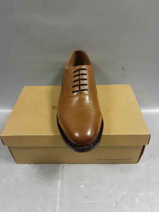 BOXED PAIR OF SAMUEL WINDSOR GOODYEAR DRESS SHOES IN TAN - 8.5