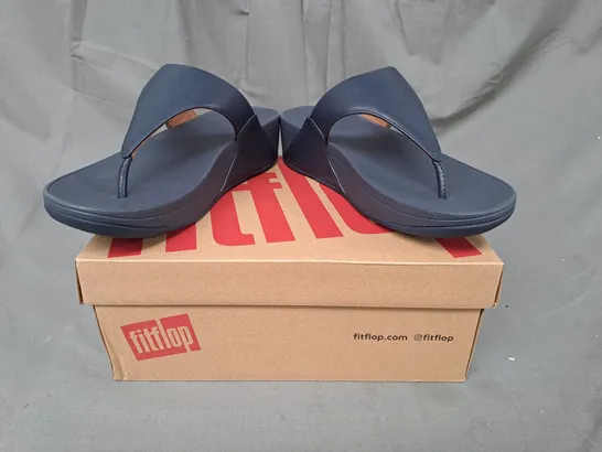 BOXED PAIR OF FITFLOP LULU LEATHER TOE-POST SANDALS IN NAVY UK SIZE 4.5