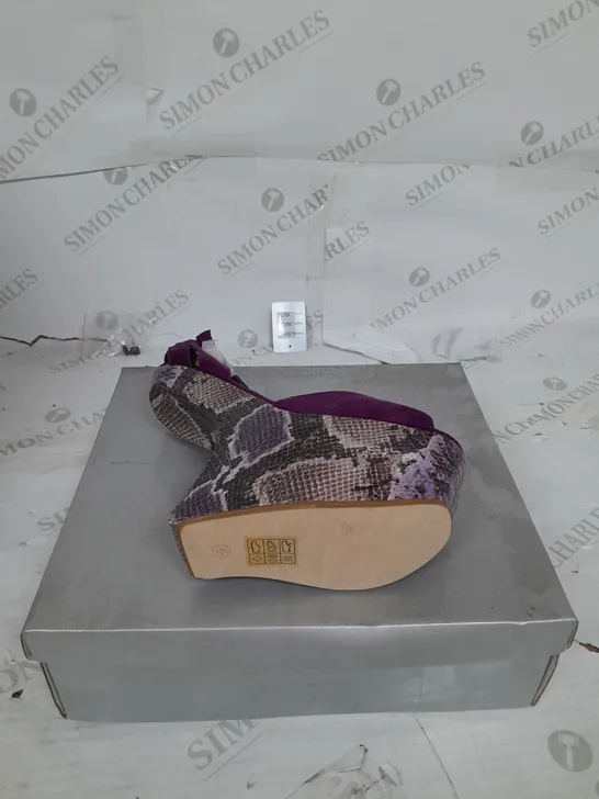 BOXED PAIR OF CASANDRA PLATFORM STRAP SHOE IN PURPLE SNAKESKIN SIZE 4