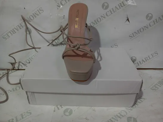 BOXED PAIR OF PRETTY LITTLE THING BLOCK HEELED SANDALS IN NUDE COLOUR UK SIZE 5