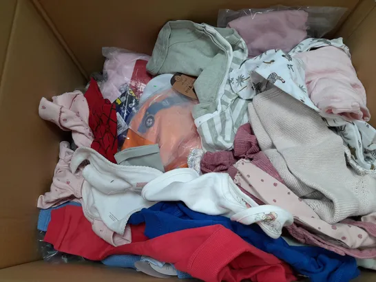 BOX OF APPROXIMATELY 30 ASSORTED CHILDRENS ITEMS TO INCLUDE -BODYSUITS , HAT , BIBS ETC