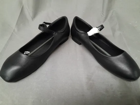 BOXED PAIR OF ESSEX GLAM SHOES IN BLACK SIZE 4