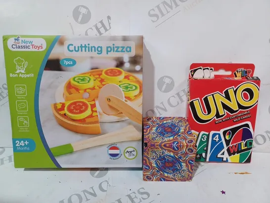 BOX OF APPROXIMATELY 10 ASSORTED TOYS AND GAMES TO INCLUDE UNO, MAGIC CUBE, CUTTING PIZZA, ETC