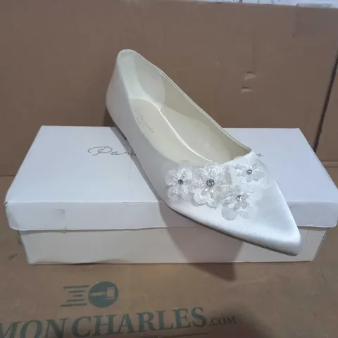 BOXED PAIR OF PARADOX LONDON SATIN SHOES IN IVORY COLOUR EU SIZE 42