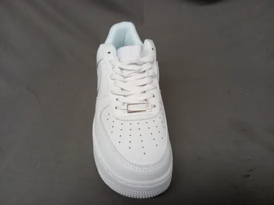 PAIR OF NIKE AIR FORCE 1 SHOES IN WHITE UK SIZE 7