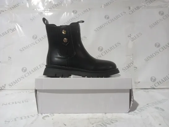 BOXED PAIR OF DESIGNER SIDE-ZIP BOOTS IN BLACK EU SIZE 34