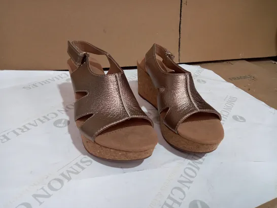 BOXED CLARKS ANNADEL BARI WEDGE SANDAL WIDE FIT GOLD STYLE SIZE 6