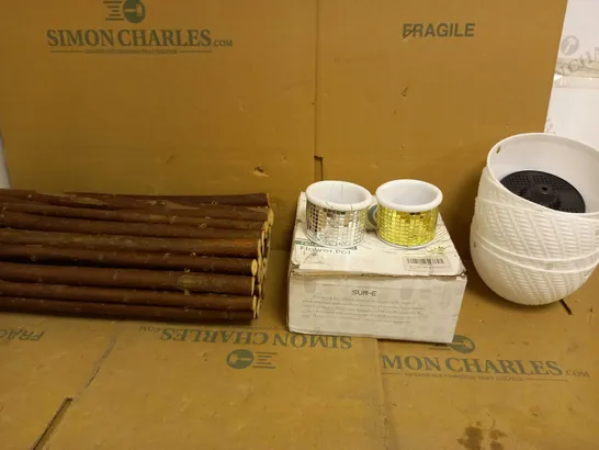 BOX OF APPROX 5 ASSORTED ITEMS TO INCLUDE WOODEN LOG TRELISS, PLASTIC HANGING FLOWER BASKETS, SET OF 4 MINI PLANT POTS