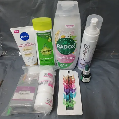 APPROXIMATELY 20 ASSORTED COSMETIC PRODUCTS TO INCLUDE NIVEA ANTI STRETCH MARK CREAM, RADOX SHOWER GEL , AND VOSENE SHAMPOO ETC. 