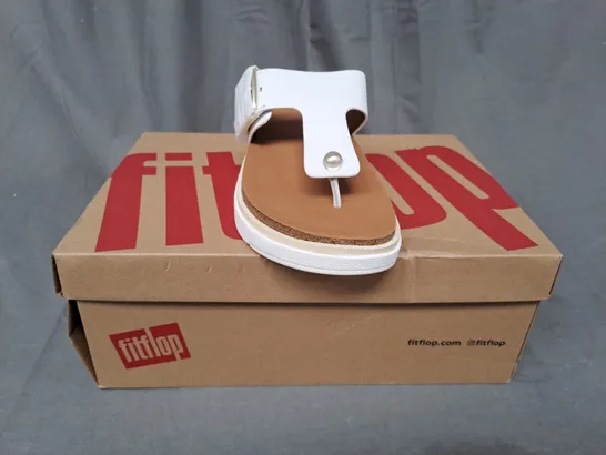 BOXED PAIR OF FITFLOP GEN-FF BUCKLE LEATHER TOE-POST SANDALS IN WHITE UK SIZE 3