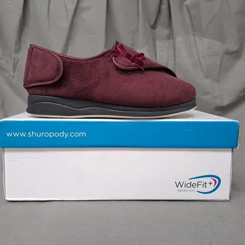 BOXED PAIR OF SHUROPODY WIDEFIT+ SLIPPERS IN BURGUNDY UK SIZE 3