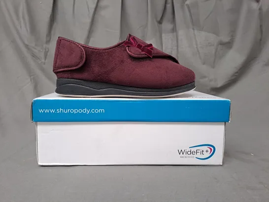 BOXED PAIR OF SHUROPODY WIDEFIT+ SLIPPERS IN BURGUNDY UK SIZE 3