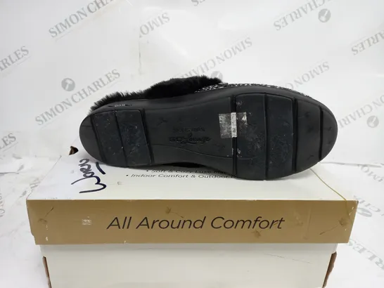 BOXED PAIR OF SKECHERS ARCH SLIPPERS IN BLACK SIZE 5