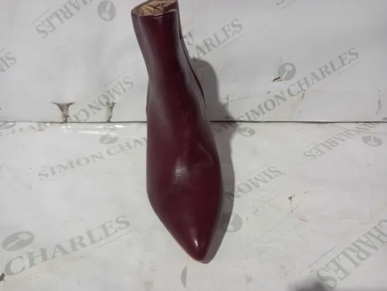 BOXED PAIR OF BISCOTE SMABAR TUBE LEATHER HEELED SHOES IN BURGUNDY EU SIZE 37