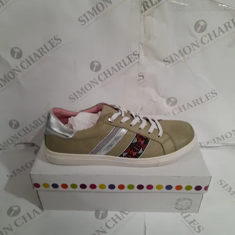 BOXED ADESSO OLIVE CASUAL TRAINERS SIZE 7