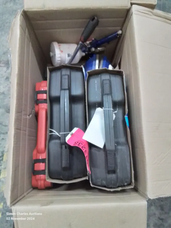 BOX OF MIXED TOOLS TO INCLUDE: X2 CLARKE 9 PIECE TCT CORE DRILL BIT SETS, VICE CLAMP, SPRAY GUN AND FUEL PRESSURE TESTING KIT