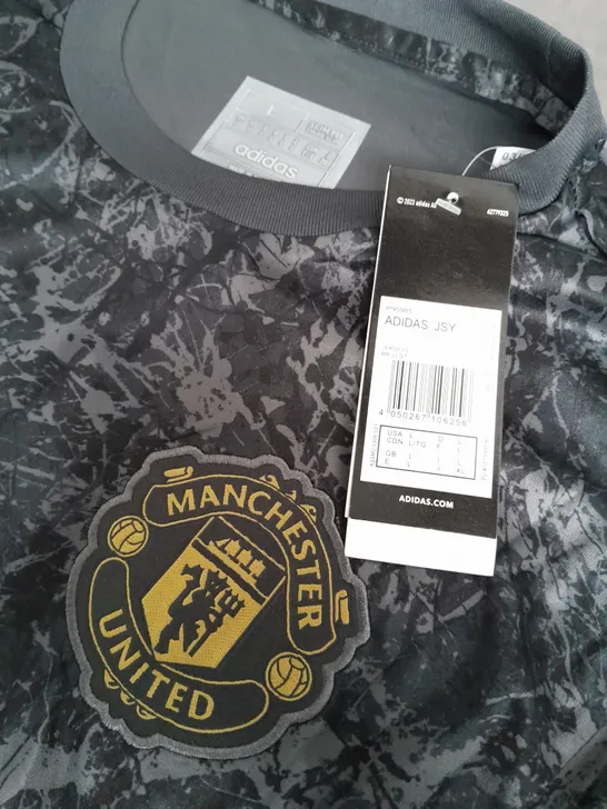 MANCHESTER UNITED ADIDAS FOOTBALL SHIRT - UK L SLM FIT