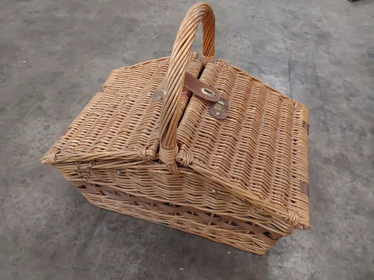 WICKER PICNIC BASKET, FITTED INTERIOR WITH COOL COMPARTMENT, GLASSES, PLATES & CUTLERY 