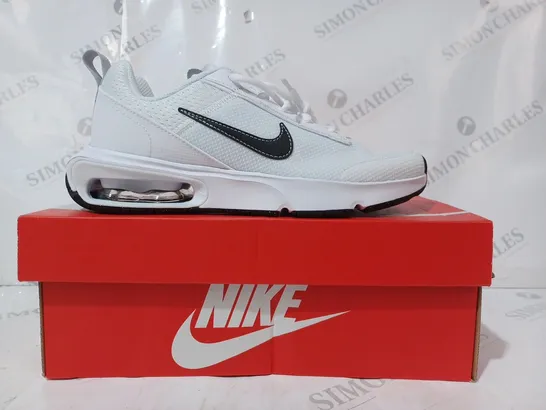 BOXED PAIR OF NIKE AIR MAX INTRLK LITE SHOE IN WHITE/BLACK UK SIZE 4.5