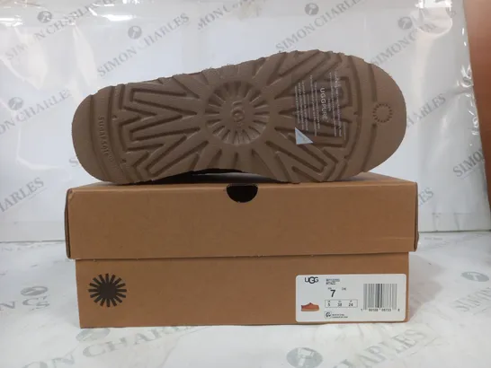 BOXED PAIR OF UGG WTAZZ SHOES IN CHESTNUT SIZE 5