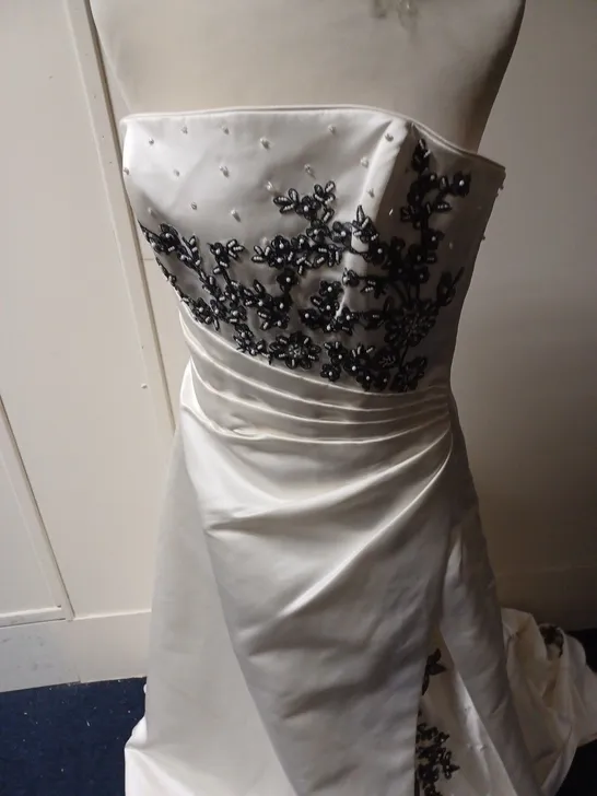 BERKETEX RUFFLED FLORAL DESIGN WEDDING DRESS SIZE UNSPECIFIED