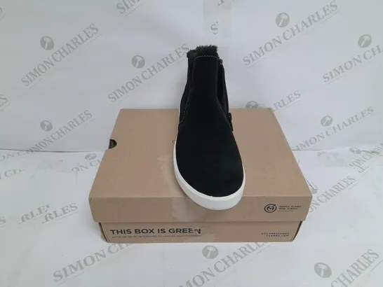 BOXED PAIR OF CLARKS LAYTON TRAINERS IN BLACK SIZE 5