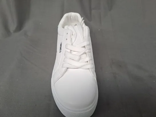 BOXED PAIR OF DESIGNER SHOES IN WHITE EU SIZE 39