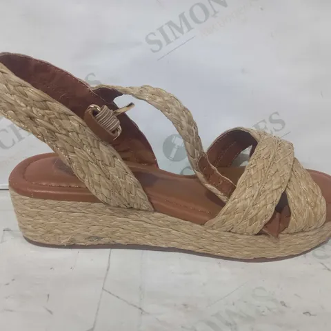 DUNE LINNIE CROSS STRAP FLATFORM SANDALS SIZE 5