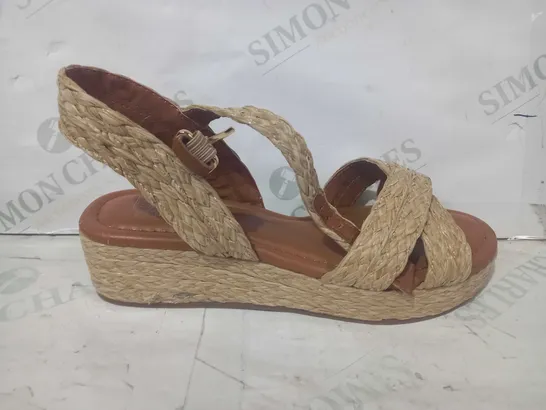 DUNE LINNIE CROSS STRAP FLATFORM SANDALS SIZE 5