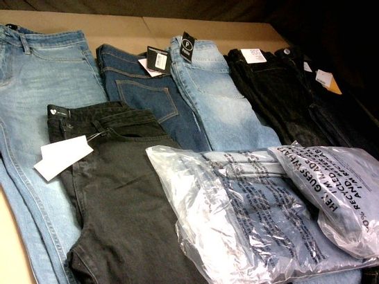 LOT OF 8 ASSORTED PAIRS OF JEANS IN VARIOUS SIZES TO INCLUDE FIRETRAP AND URBAN OUTFITTERS