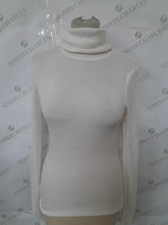 APPROXIMATELY 15 ASSORTED COTTON CLOTHING ITEMS TO INCLUDE EVERFINE ROLL NECK KNIT SWEATER IN WHITE SIZE S, V NECK SWEATER IN GREY SIZE M | M, DAD SHIRT IN PEBBLE SIZE S