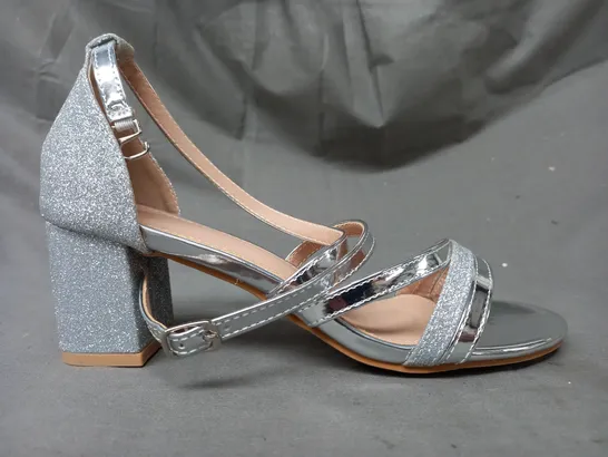 BOXED PAIR OF DESIGNER OPEN TOE BLOCK HEEL SANDALS IN METALLIC SILVER W. GLITTER EFFECT EU SIZE 38