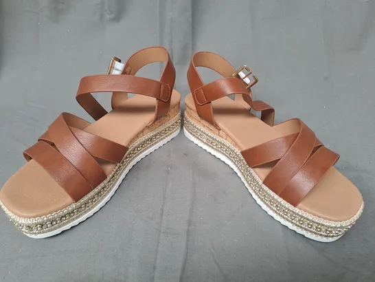 BOXED PAIR OF DESIGNER OPEN-TOE WEDGE SANDALS IN BROWN UK SIZE 6