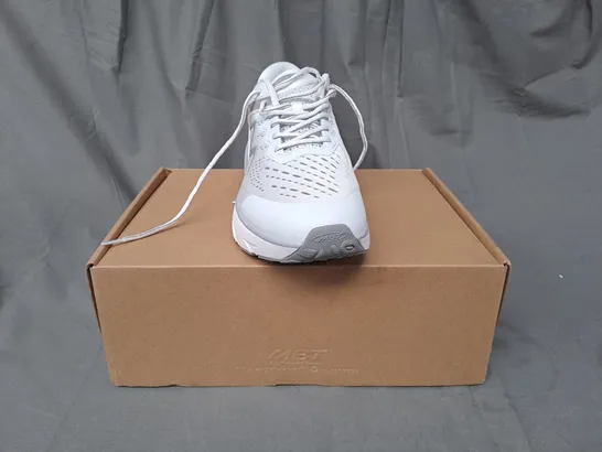 BOXED PAIR OF MBT MTR-1500 II LACE UP TRAINERS IN WHITE UK SIZE 11.5