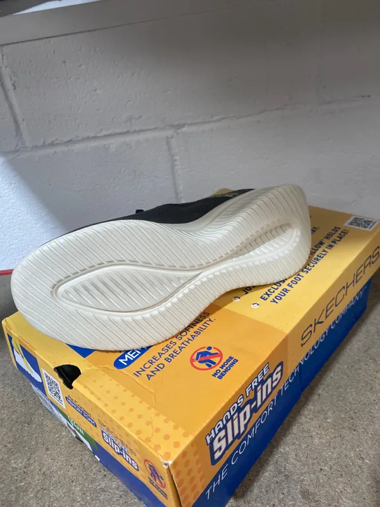 BOXED PAIR OF SKECHERS AIR-COOLED MEMORY FOAM TRAINERS SIZE 4